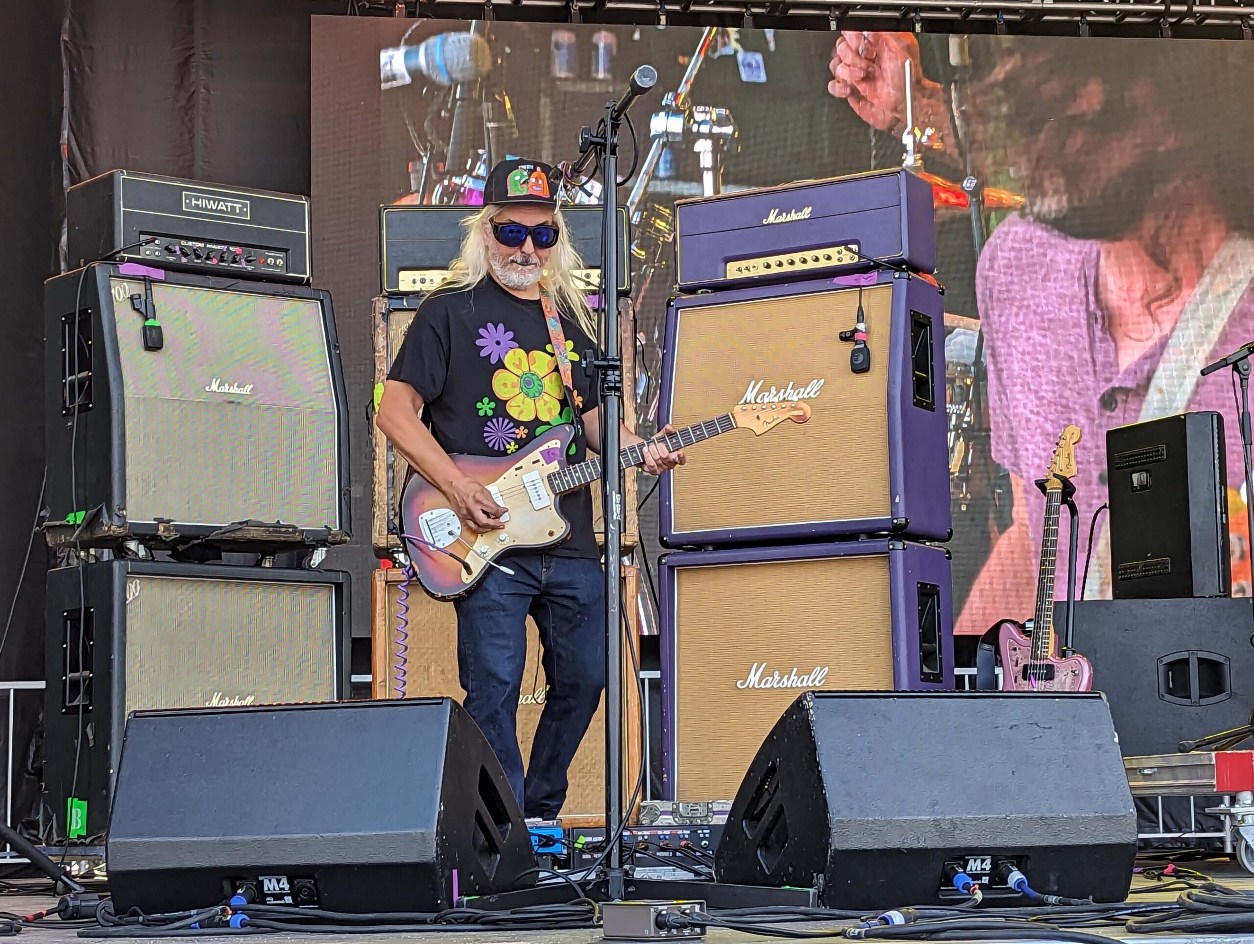 J Mascis playing guitar at Beach Road Weekend